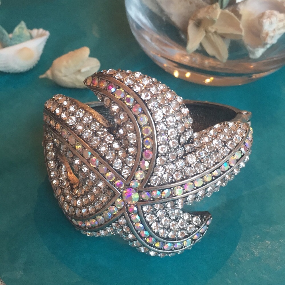 GorgeousCrystals &SilverStarfish Bracelet 2.5Lx4”w